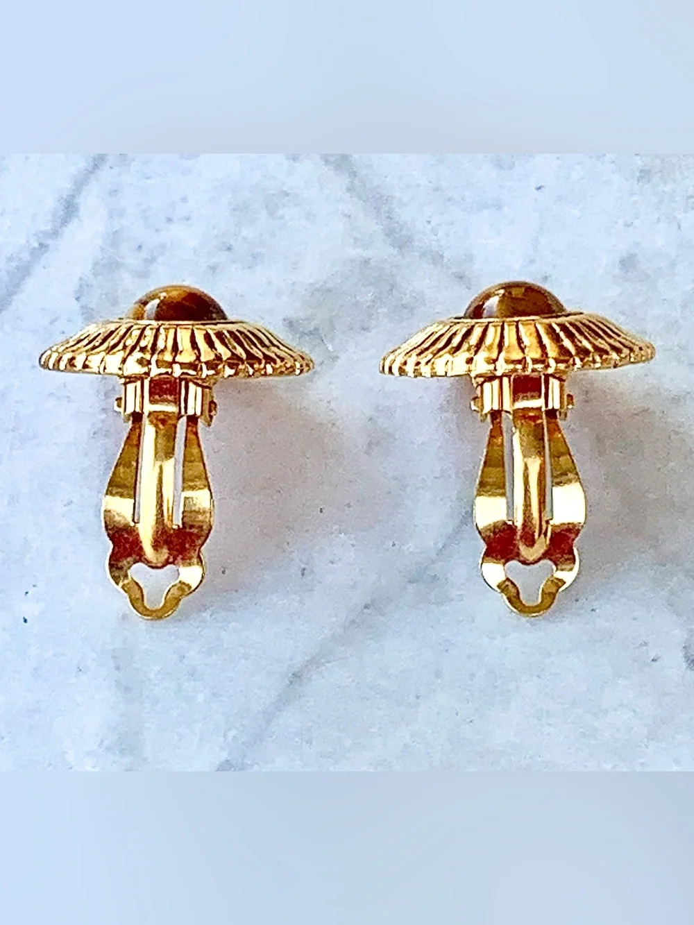 CHANEL 24K GOLD PLATED TIGERS EYE STONE Round Button CLIP Earrings VINTAGE 1986